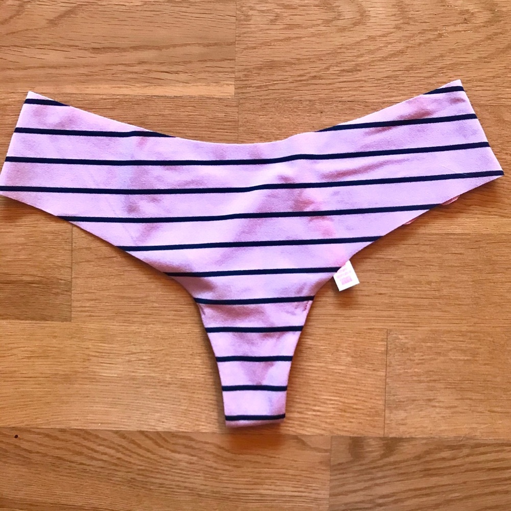NWOT Lace Seamless No-Show Thong Panty